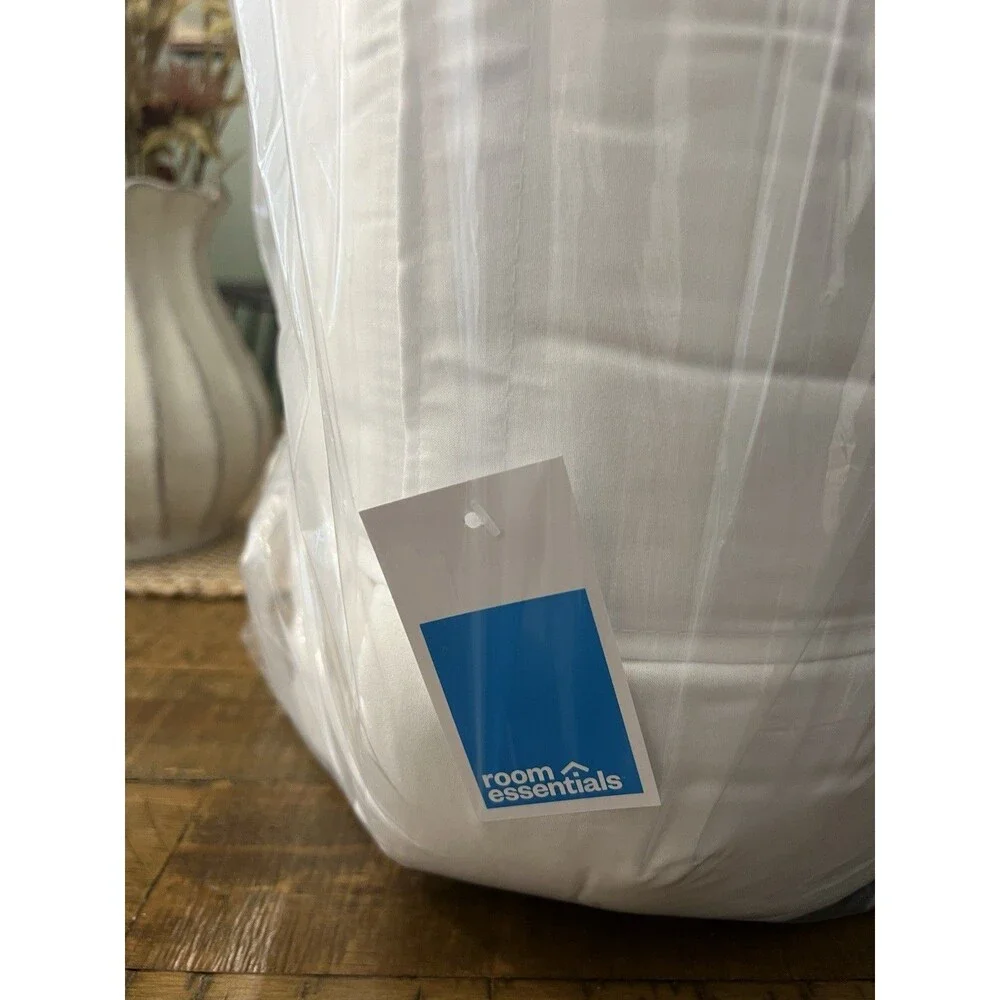 Room Essentials All Season Down Alternative Machine Washable Queen Comforter